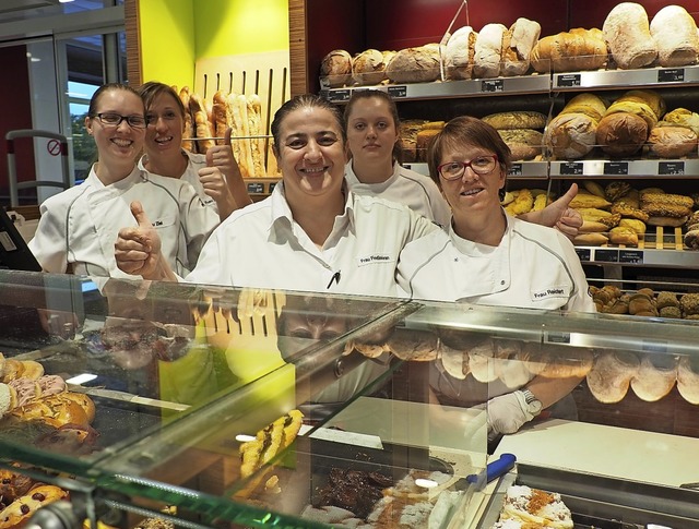 Abteilungsleiterin Yurdanur Findikkira...ckerei stets ofenfrische Ware bereit.   | Foto: Herbert Frey