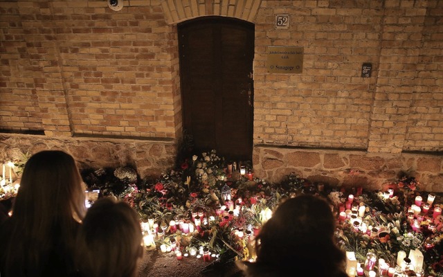 Wie an der Synagoge in Halle bekundete...hre Anteilnahme und Solidaritt. Foto:  | Foto: RONNY HARTMANN (AFP)