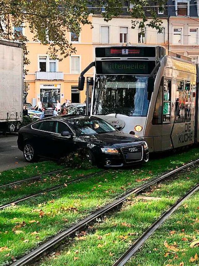 Der Unfallwagen war vor der Tram der L...n Richtung Littenweiler unterwegs war.  | Foto: Leserfoto