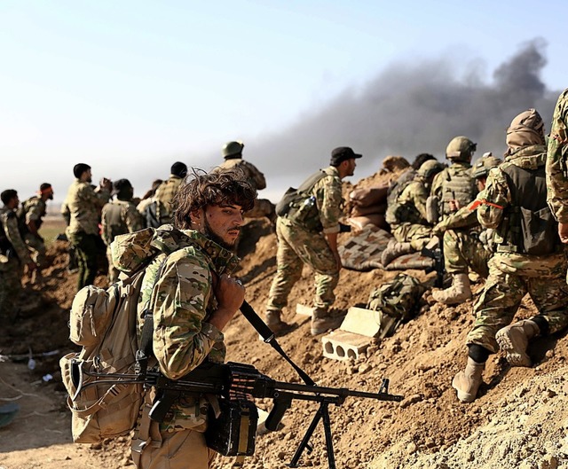 Trkische Truppen vor Ras al-Ain.  | Foto: NAZEER AL-KHATIB (AFP)
