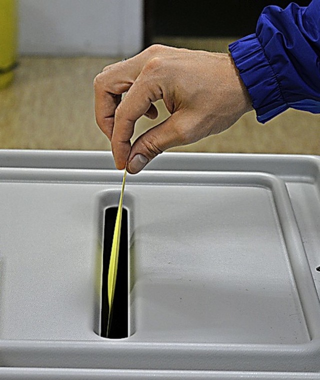 Auf der Wahlbenachrichtigung steht, in...um Whler ihre Stimme abgeben drfen.   | Foto: Lena Marie Jrger