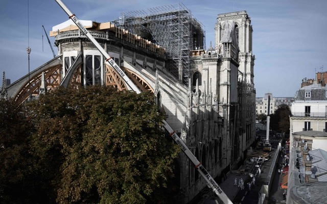 Seit dem verheerenden Brand im April s...demann von der Basler Mnsterbauhtte.  | Foto: PHILIPPE LOPEZ (AFP)