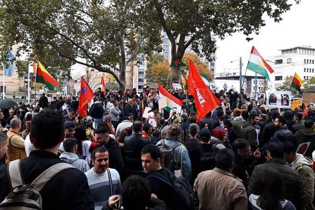 Ultras und Kurden demonstrieren in Freiburg gegen Polizeigesetze und die Trkei
