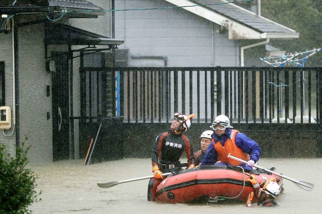 Rettungskräfte suchen in der Präfektur Mie nach Vermissten.  | Foto: --- (dpa)