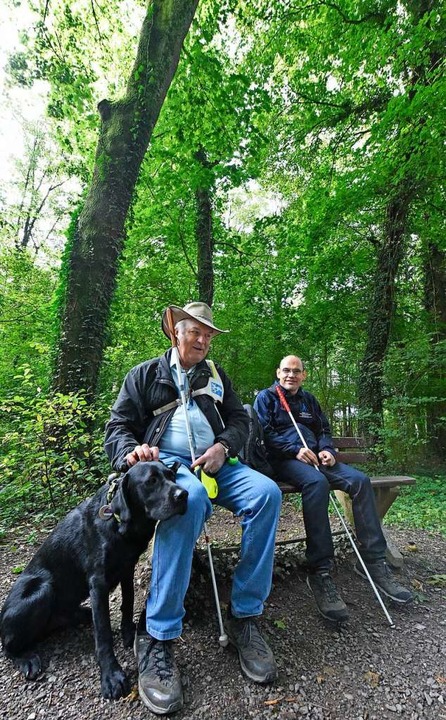Hans-Georg Fischer (links, mit Hund Arok) und Mischa Knebel rasten.  | Foto: Michael Bamberger
