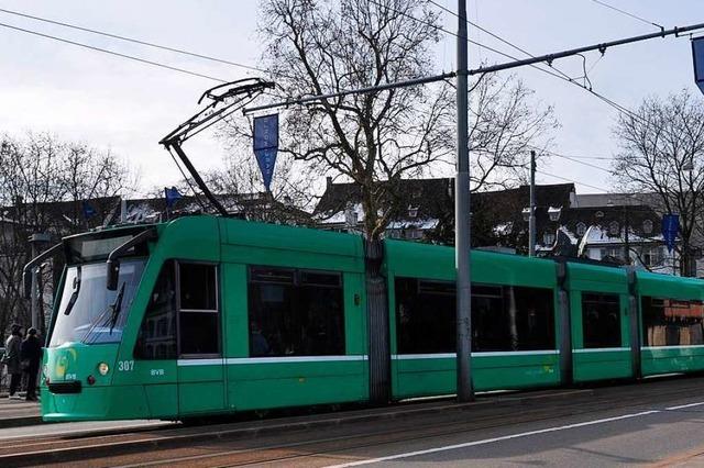 Beim Zusammensto einer Tram mit einem Bus in Basel werden 17 Menschen verletzt