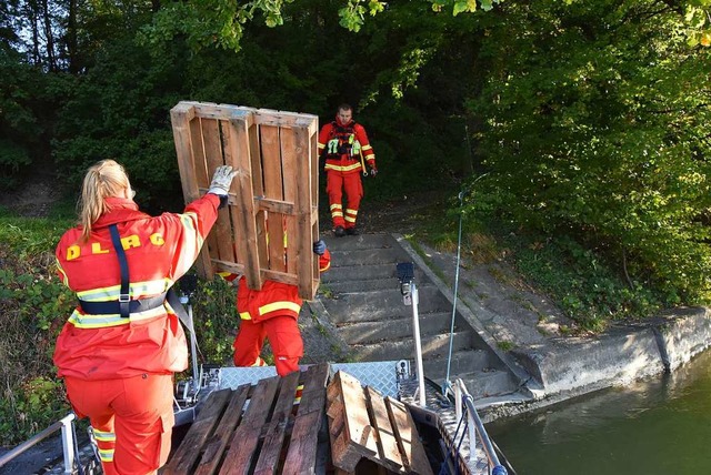 Die Paletten wurden mit dem DLRG-Boot abtransportiert.  | Foto: Heinz und Monika Vollmar