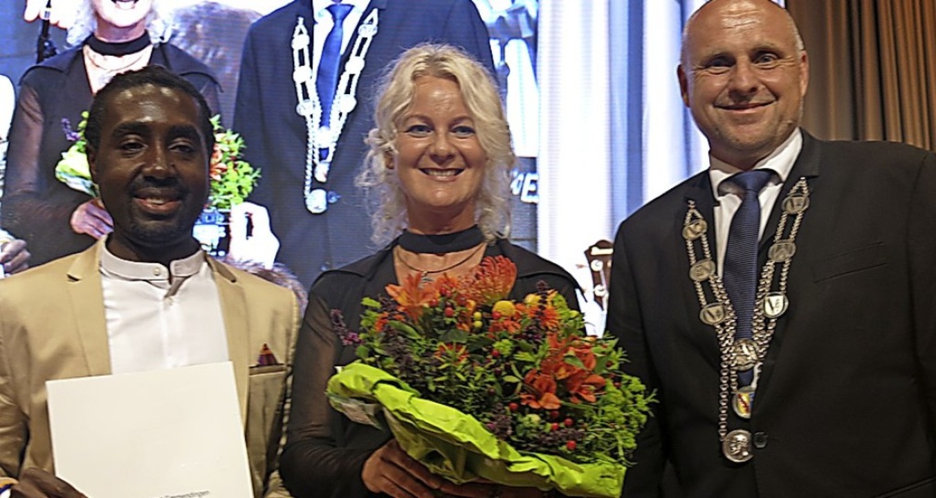 Raphael Kofi und Daniela Sauter erhiel...chlatterer den Kulturpreis berreicht.  | Foto: Georg Vo
