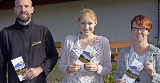 Thorsten Kappler (links) und Manuela W...ion) das neue Faltblatt mit Ortsplan.   | Foto: Stefan Pichler