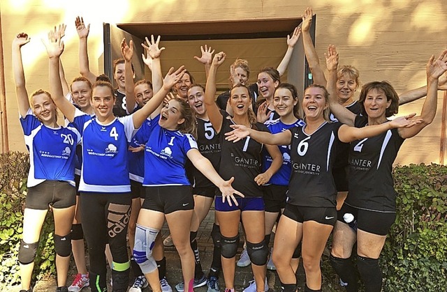 Die beiden Damen-Volleyballmannschafte...rz die Damen I, in Blau die Damen II.   | Foto: SV Waldkirch