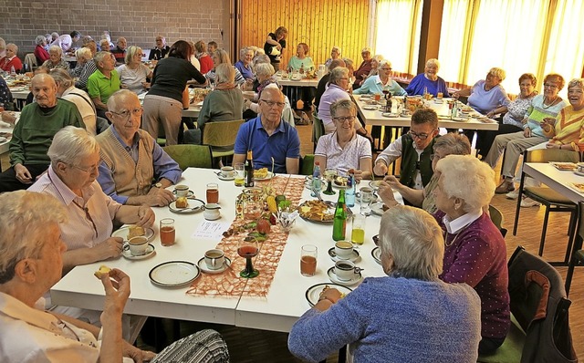 Volles Haus im Paulinerheim beim Ernte...der Feier gab&#39;s Kaffee und Kuchen.  | Foto: Erhard Morath