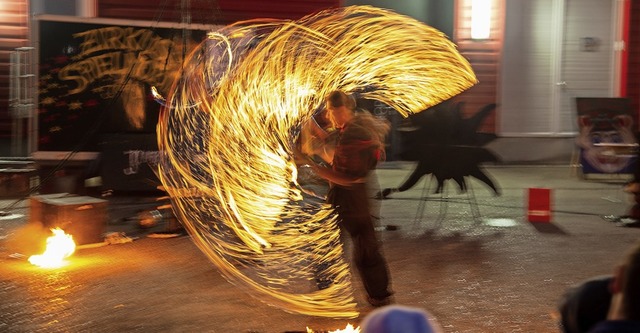 Das Duo Jomamak sorgte beim Pellet-Aktionstag fr Feuerkunst    | Foto: Olaf Michel