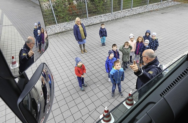 Polizeioberkommissar Martin Braun zeig... erklrt, warum er so gefhrlich ist.   | Foto: Christoph Breithaupt