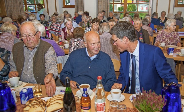 Brgermeister Jochen Paleit (rechts) m...gegnungsnachmittag unter die Senioren.  | Foto: Olaf Michel
