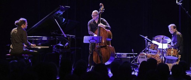 Drei ebenbrtige Musiker, die einander... Akzente &#8211; das Dieter Ilg Trio.   | Foto: Christoph Breithaupt