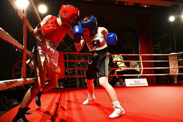 Burcu Tosum (Boxclub Basel, rechts) ge...vs Paula Guerra (Pugilistica Ticinese)  | Foto: Juri Junkov