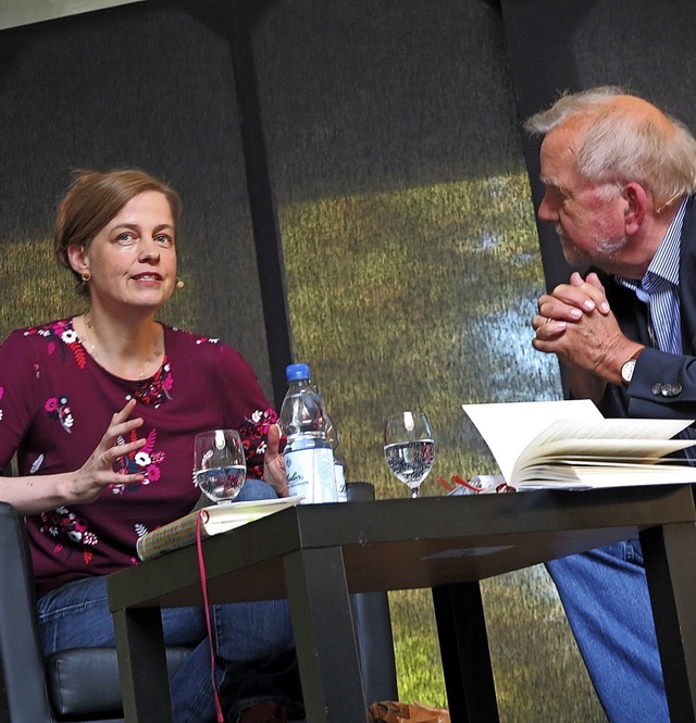 Angeregter Dialog ber das Schreiben: Mariana Leky und Rdiger Safranski.  | Foto: Beatrice Ehrlich