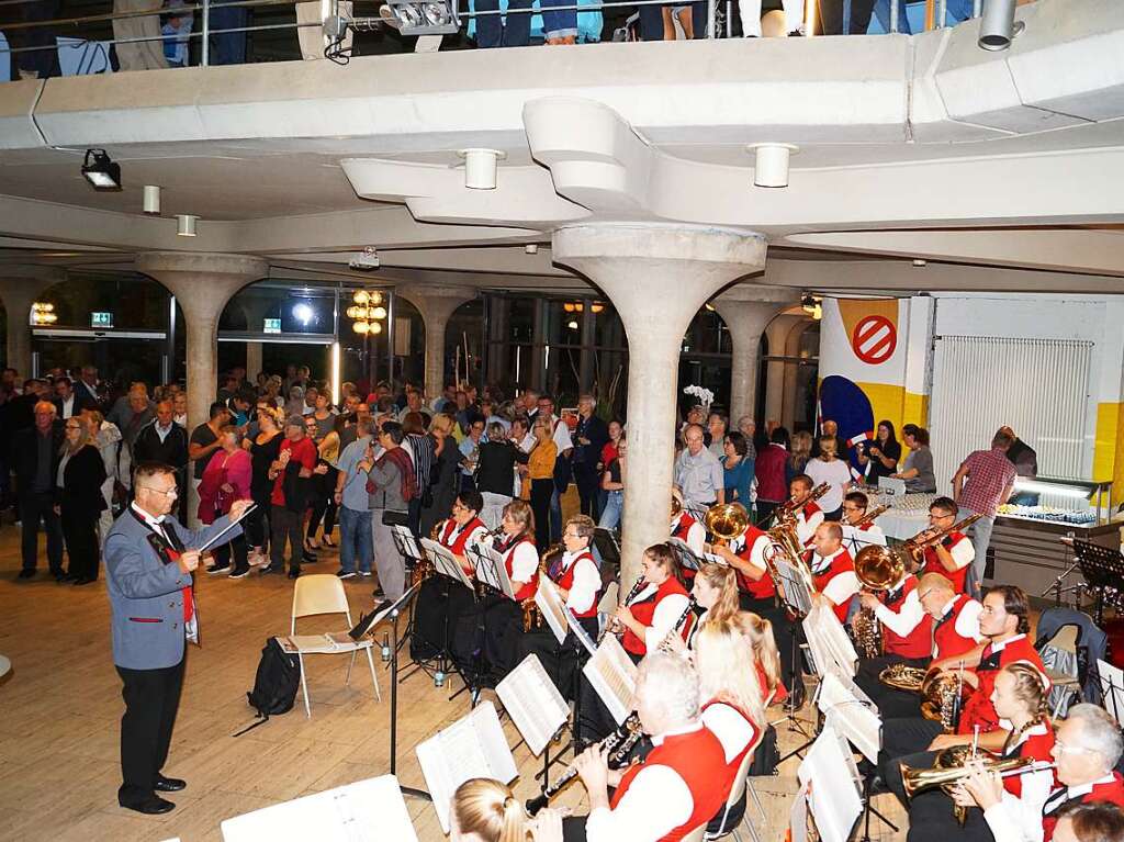 Die Trachtenkapelle Badenweiler spielt im Kurhaus auf am Wahlabend.