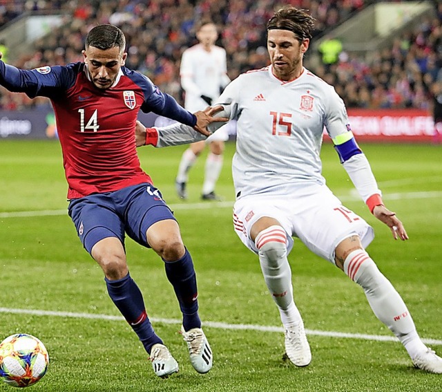 Sergio Ramos (rechts) gegen Omar Elabdellaoui  | Foto: Tore Meek (dpa)