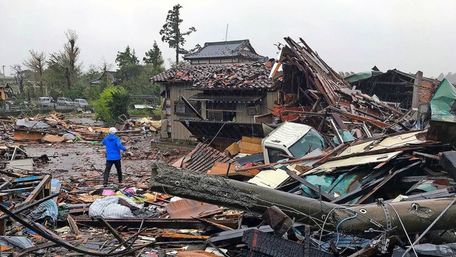 Ein Mann steht vor einem zerstrten Haus in der  japanischen Prfektur Chiba.   | Foto: JIJI PRESS (AFP)
