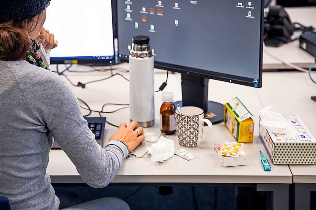 Mit Taschentchern, Tee und Medikamenten durch den Arbeitstag   | Foto: Joss Andres