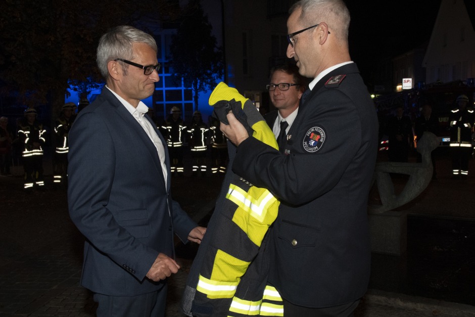 Der neue Bürgermeister Martin Löffler bekommt die Feuerwehrmontur übergestreift. (Foto: Volker Münch) Der neue Bürgermeister Martin Löffler bekommt die Feuerwehrmontur übergestreift. (Foto: Volker Münch)
