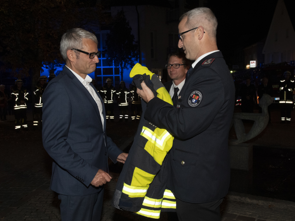 Der neue Brgermeister Martin Lffler bekommt die Feuerwehrmontur bergestreift.