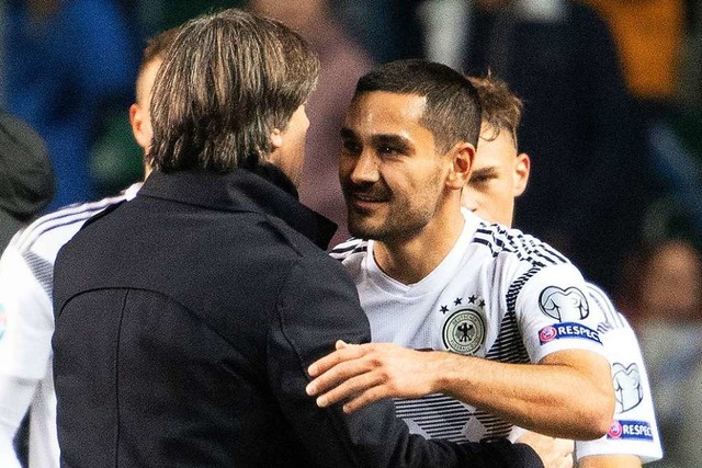 Lw und Gndogan nach dem Match.  | Foto: Federico Gambarini (dpa)