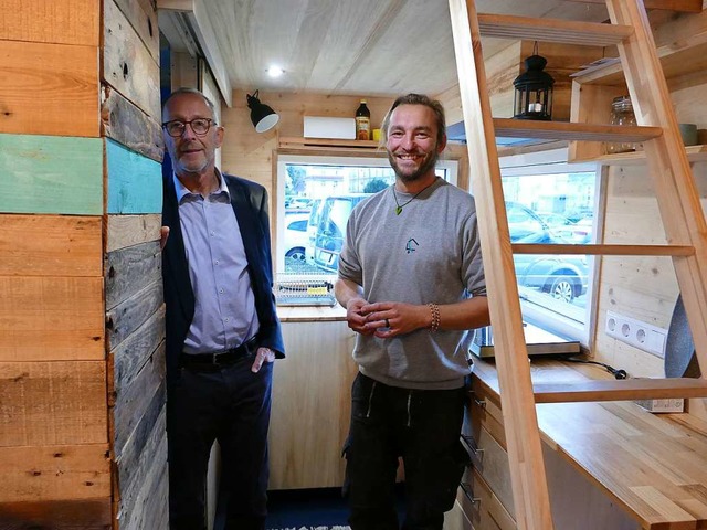Im Tiny House kommen die Bewohner mit ...t der Holzbaukunst&#8220; in Maulburg.  | Foto: Martina David-Wenk