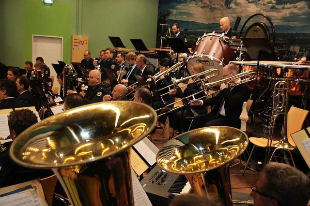 45 Berufsmusiker spielten in der Adam-Treiber-Halle fr den guten Zweck.  | Foto: Mario Schneberg