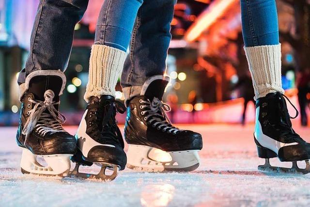 Die Eisbahn im Advent bringt Leben ins Breisacher Stadtzentrum