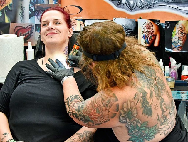 Lcheln trotz Schmerz: Viele Gste lieen sich vor Ort Tattoos stechen.  | Foto: Michael Bamberger