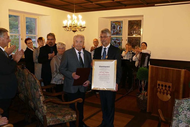Michael Thater (rechts) berreichte He... zur Verleihung der Ehrenbrgerwrde.   | Foto: Hrvoje Miloslavic