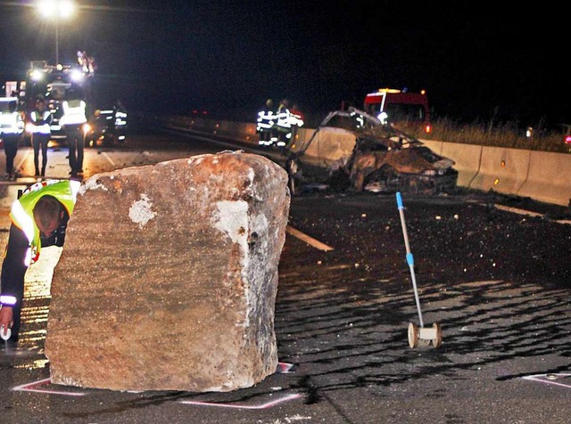 Der Felsbrocken an der Unfallstelle, im Hintergrund das Wrack des Porsche.  | Foto: kamera24.tv