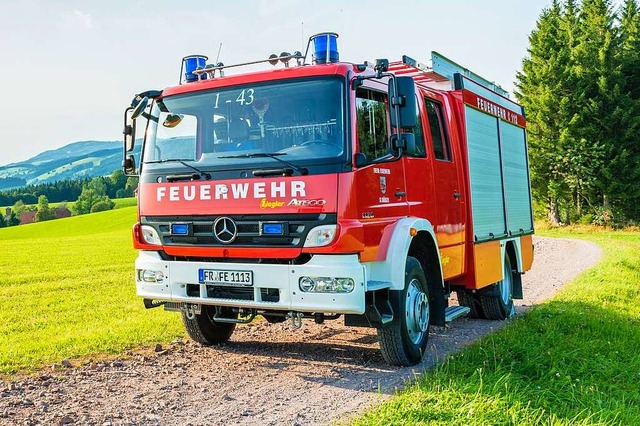 Ein Feuerwehrfahrzeug inmitten grner Wiesen.  | Foto: Felix Walter (fw-imaging.de)