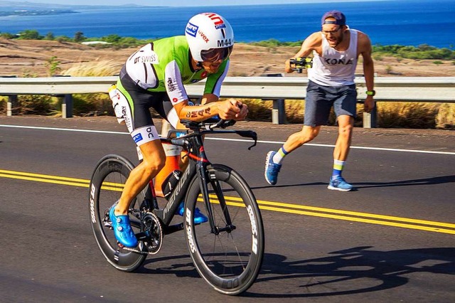 Marc Dlsen wird beim Ironman auf Hawa...erapeuten Robin Olschewski angefeuert.  | Foto: privat