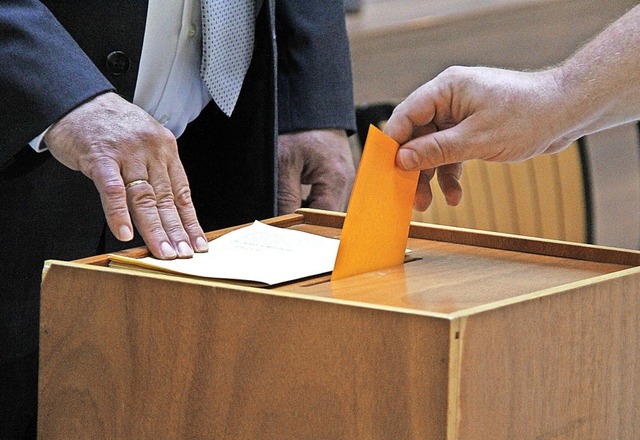 Stimmabgabe im Mllheimer Rathaus. Vor...nstadt war die Wahlbeteiligung gering.  | Foto: Alexander Huber