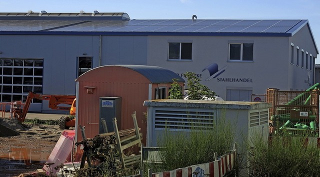 Auf dem Dach von Franzke Stahlhandel s...senschaft Sexau fr Stromproduktion.    | Foto: Georg Vo