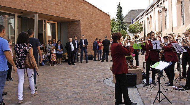 Der Forchheimer Musikverein spielte am...ert vor dem neuen Gemeindezentrum auf.  | Foto: Christiane Franz