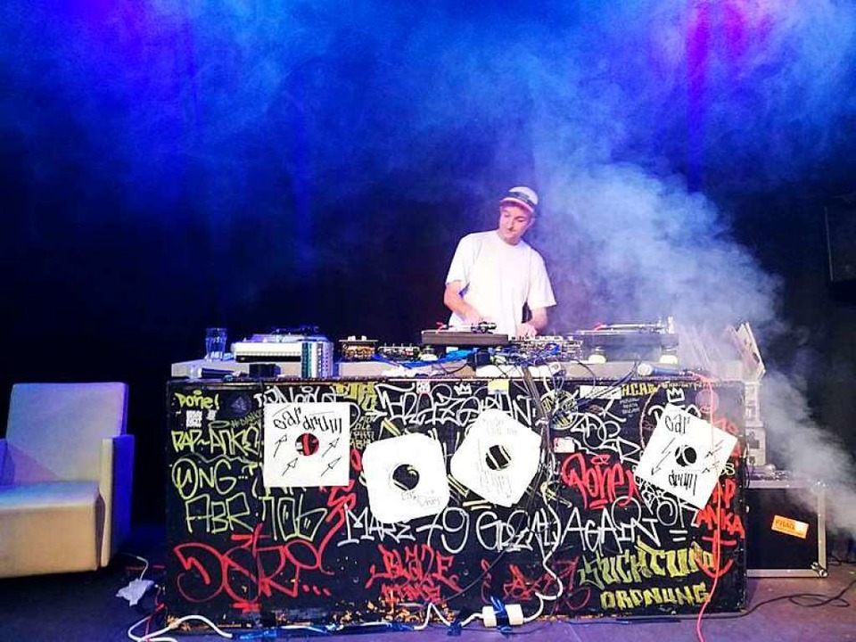 Der DJ im Hintergrund  | Foto: Luisa Joa