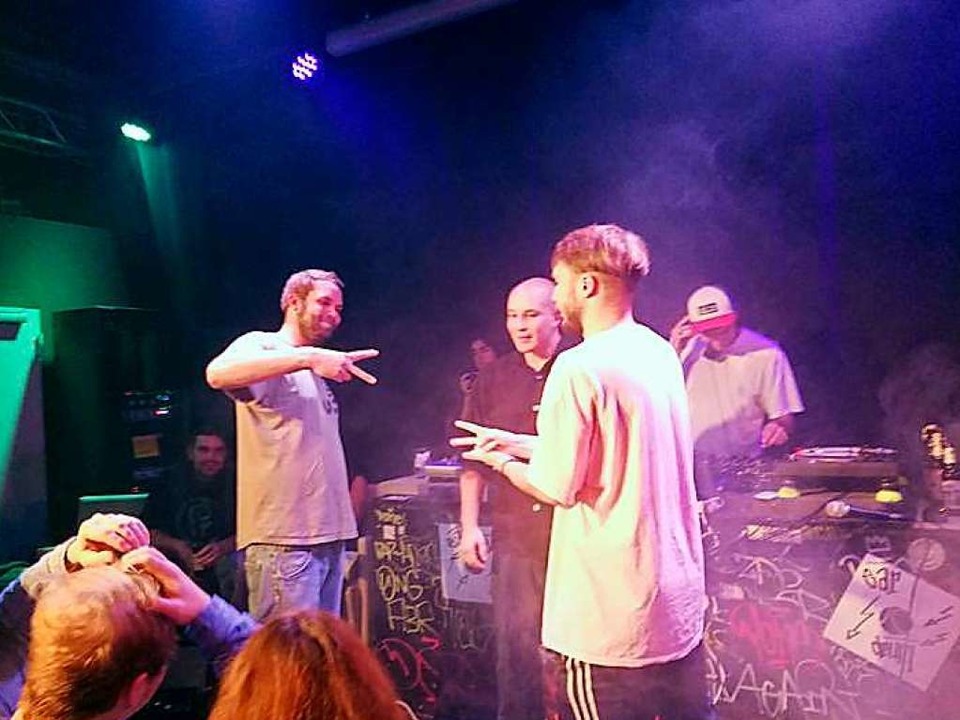 Rechts Kalibra23, der Gewinner des Abends  | Foto: Luisa Joa