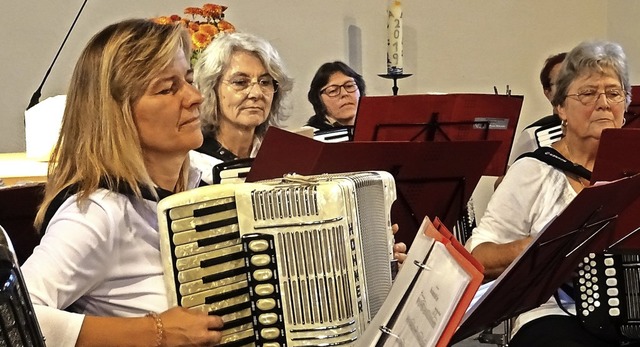Das Harmonika-Orchester Haltingen brachte nicht nur geistliche Weisen zu Gehr.   | Foto: Yvonne Siemann