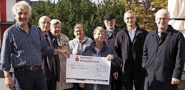 Hans  Kaufmann (links) und OB Dietz (r...nter Eberhardt (von links) bergaben.   | Foto: Herbert Frey