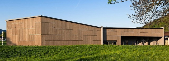 Das neue Logistikzentrum mit Lagerhalle von der Elztalbrennerei Weis in Gutach  | Foto: carre