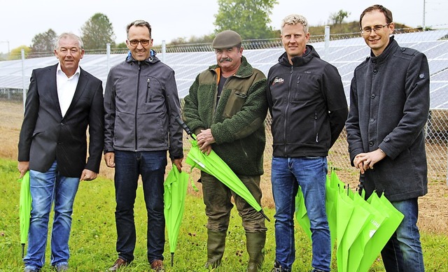 Die erste Photovoltaik-Anlage auf eine...chle, Brgermeister von Brunlingen.   | Foto:  Niederberger, Holger