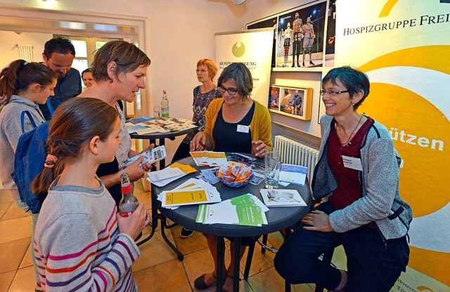 Vier Initiativen und Vereine informier...heater im Marienbad zum Welthospiztag.  | Foto: Michael Bamberger