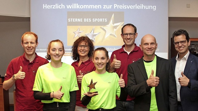 Volksbankchef Peter Rottenecker (recht...ete die &#8222;Sterne des Sports aus.   | Foto: Volksbank lahr