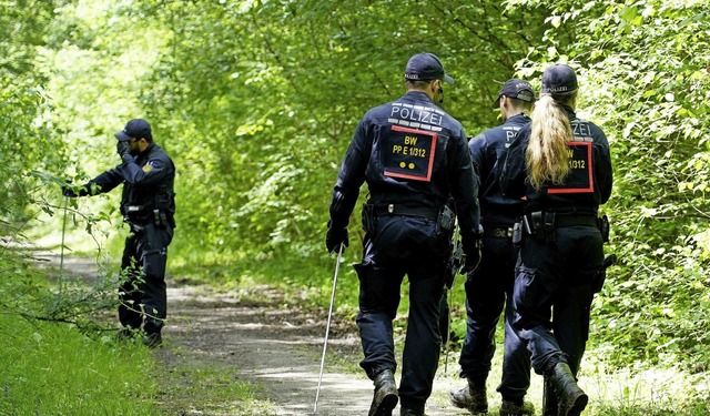 Die Polizei auf Spurensuche in der Nh...ie Frauenleiche im Mai gefunden wurde.  | Foto: Benedikt Spether (dpa)