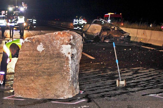 Drei Tonnen schwer war der Felsbrocken, der auf der berholspur der A81 lag.  | Foto: kamera24.tv