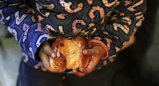 Armut in Argentinien: Ein Kind erhlt in einer Suppenkche Gebck.     | Foto: Natacha Pisarenko